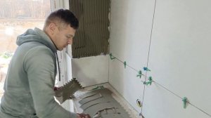 Укладка плитки. Ванная комната . Откосы с плитки. Санузел Угол 45 градусов. Инструменты для плитки