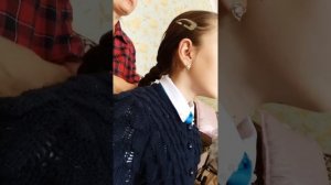 Кто меня заплетает в школу.? МАМА.