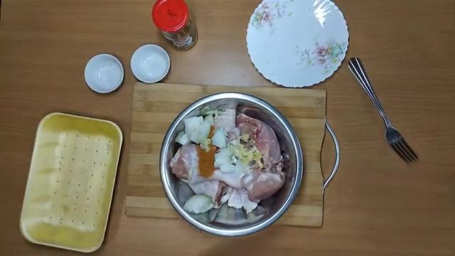Вкусная жареная курица на сковороде
