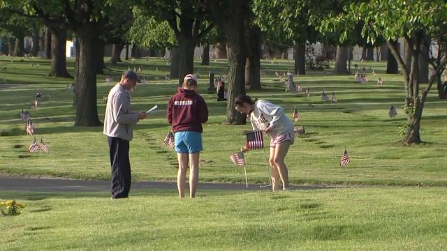 Volunteers place flags on the graves of US veterans смотреть онлайн