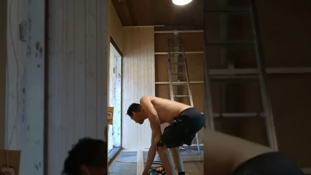 Обшиваю стену в доме вагонкой
