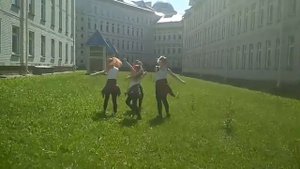 Танец под песню "Пустите меня на танцпол"