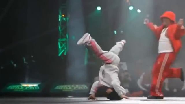 Маленькая девочка классно танцует смотреть онлайн