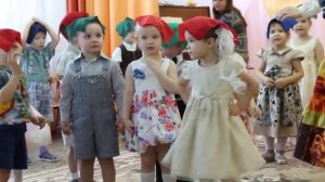 Мальчик плачет от трогательной песенки))))))