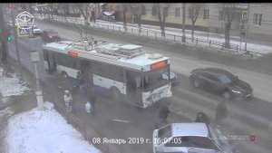 Волгоград 8.01.2019. Лобовое столкновение «тринадцатой» с троллейбусом на Рабоче-Крестьянской.