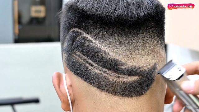 AMAZING Design... and Perfect Skin Fade - Mens Haircut Barber Tutorial смотреть онлайн