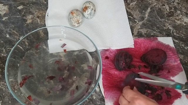 КАК ПОКРАСИТЬ ЯЙЦА БЕЗ КРАСИТЕЛЕЙ НА ПАСХУ. Мраморные яйца. Как покрасить яйца каркаде. смотреть онлайн