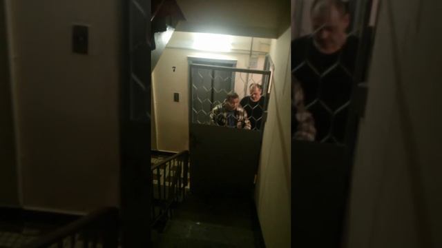 Сосед курит на лестничной площадке смотреть онлайн