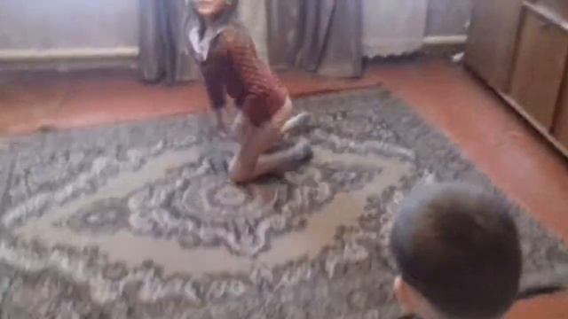 Девочка дерётся с мальчиком