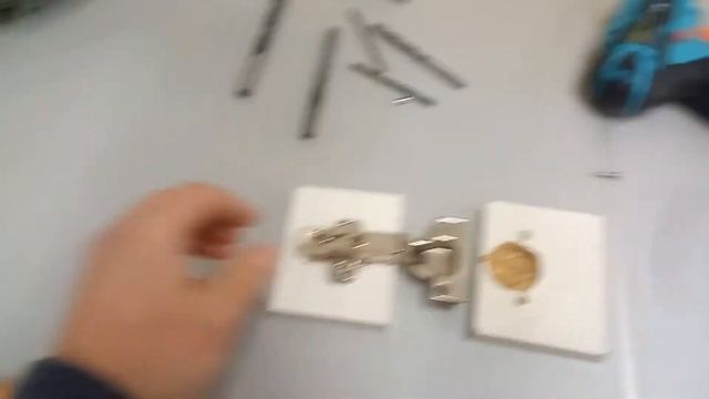 Дверь шкафа отваливается, ремонт петли , простое решение. смотреть онлайн