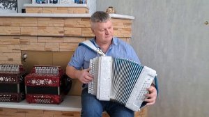 "Прекрасное далёко" из к/ф Гостья из будущего. Геннадий Коновалов на гармони.