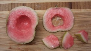 Гуава с розовой мякотью