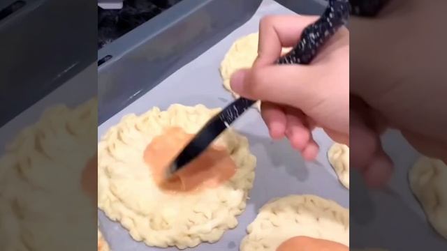 Мммм.. это очень вкусно и быстро??Мини пиццы на тесте из кефира..