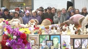 Жители Кемерова на сороковой день после пожара в т...тре несут цветы и игрушки к народному мемориалу