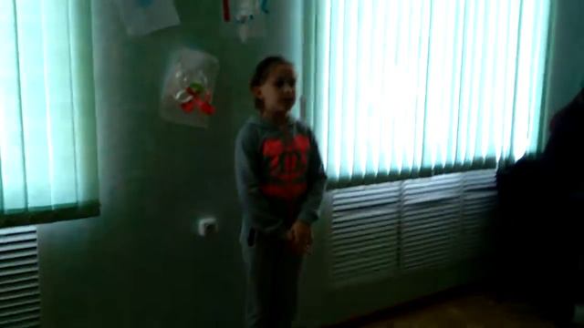 Девочка поёт песню Не уроните шарик смотреть онлайн