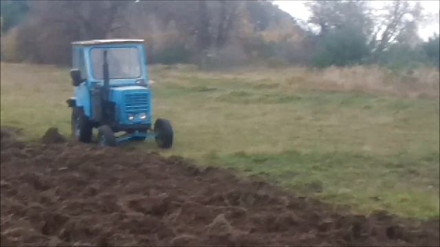 Самодельный трактор с ДВС ВАЗ осенняя пахота