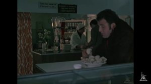 Бурков закусывает конфеткой. Фильм Добряки.