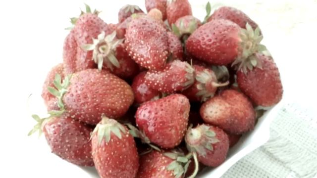 КЛУБНИКА УКРЕПЛЯЕТ СОСУДЫ, БОРЕТСЯ С ВИРУСАМИ. НАРОДНАЯ МЕДИЦИНА. смотреть онлайн