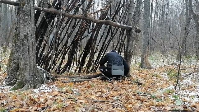 Лесной лагерь. Вот это шалаш. Как построить укрытие в лесу? Готовлю шалаш для ночёвки.Часть 1. смотреть онлайн