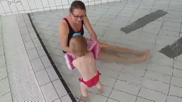 Отдых в бассейне. 3 июня 2023 смотреть онлайн