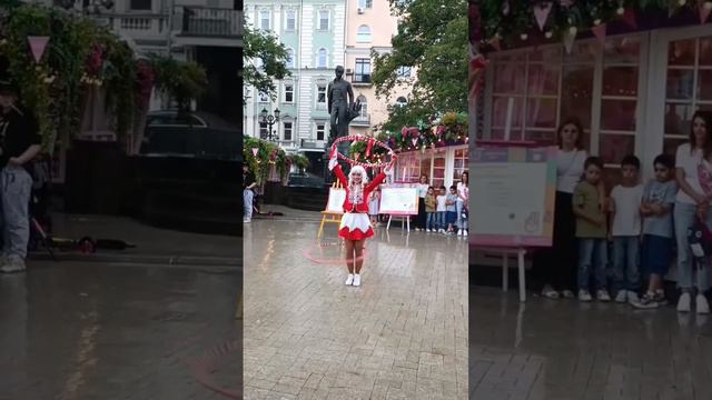 Красивая девушка танцует под дождём #москва #центрмосквы #летовмоскве2024 #фестивальвмоскве