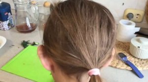 Девочки готовят салат со шпинатом, огурцами и помидорами