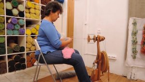 Прядение из кардочеса на ножной прялке Аура. Елена Ширинова в Шкатулочке