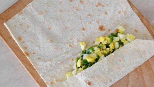 Конвертики из лаваша с варёными яйцами и зелёным луком.