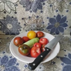 240804 Как выглядят помидор сорта Шоколадная Зебра и огурец в разрезе Красные и жёлтый помидоры цвет