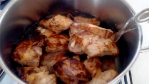 Тушеные свиные ребрышки с медом и сливками