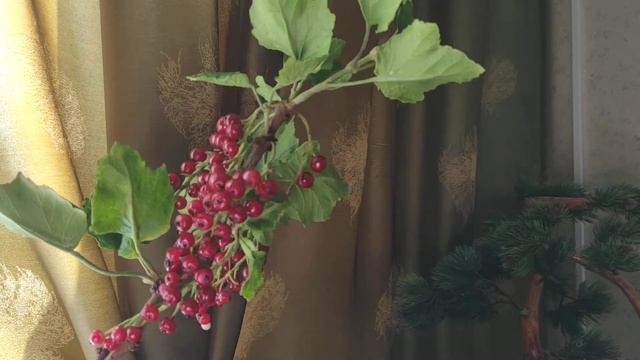 Веточка красной смородины из флористической полимерной глины ручной работы.