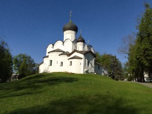 Колокольный звон утром перед службой в Храме Василия на горке в Пскове