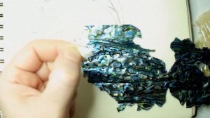 Украшаем деревянную расческу соломкой и перламутром