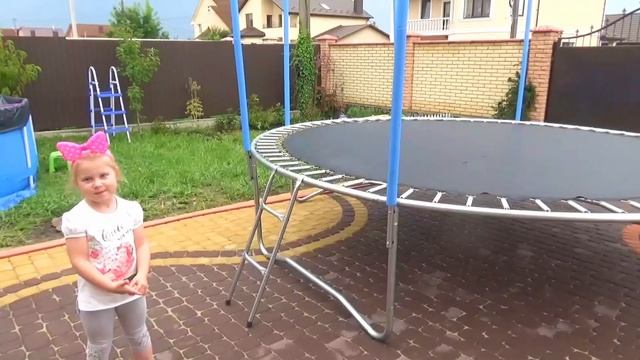 ОГРОМНЫЙ БАТУТ у нас ДОМА / Распаковка и обзор БАТУТА for kids / БАТУТ для ДЕТЕЙ смотреть онлайн