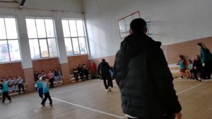 дети 7-8 лет играют в футбол