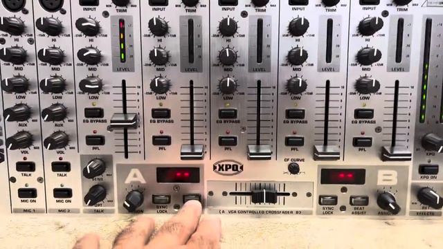 Behringer VMX 1000Professional DJ Mixer