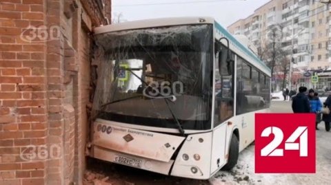 В Уфе автобус после столкновения влетел в объект культурного наследия - Россия 24 
