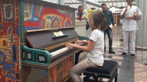 Маленькая девочка играет на пианино