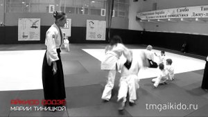Айкидо девочка укладывает мужика