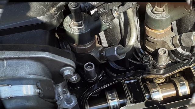 Меняем прокладку клапанной крышки на Volvo V50 1,6D D4164T смотреть онлайн