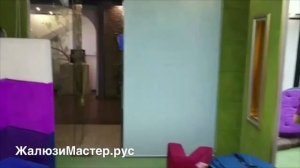 Рулонные шторы на проем в качестве решения открытых перегородок в офисах