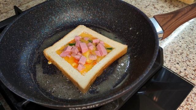 яичница с колбасой в хлебе с овощами! смотреть онлайн