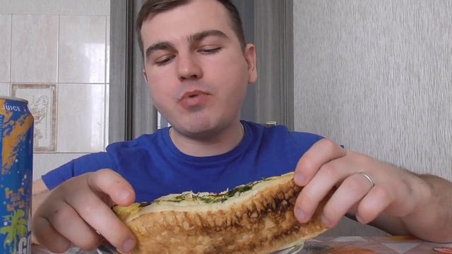 Мукбанг люля кебаб в лаваше с курицей, хот дог охотничий и энергетик горилла манго - кокос смотреть онлайн