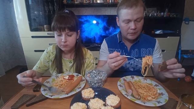 Мукбанг. Спагетти с сосисками. Отвечаем на первые комментарии)) смотреть онлайн