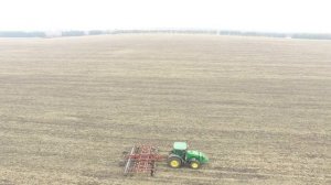 Трактор в поле