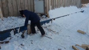 Маленький мальчик колит дрова