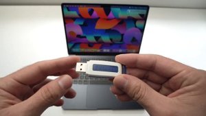 MacBook Air M2: How to Connect and Use a USB DRIVE
