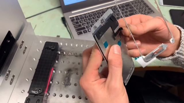 Снимаем рамку с экрана iPhone 7 при помощи лазера / Laser Back Glass Separate Separator Machine смотреть онлайн