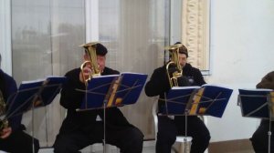 В городском саду играет духовой оркестр