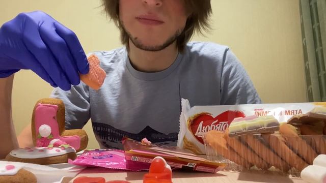 АСМР ИТИНГ СЕРДЦЕЕД ДЕНЬ СВЯТОГО ВАЛЕНТИНА (ПРЯНИКИ, KITKAT) ASMR EATING SAINT VALENTINE'S DAY смотреть онлайн